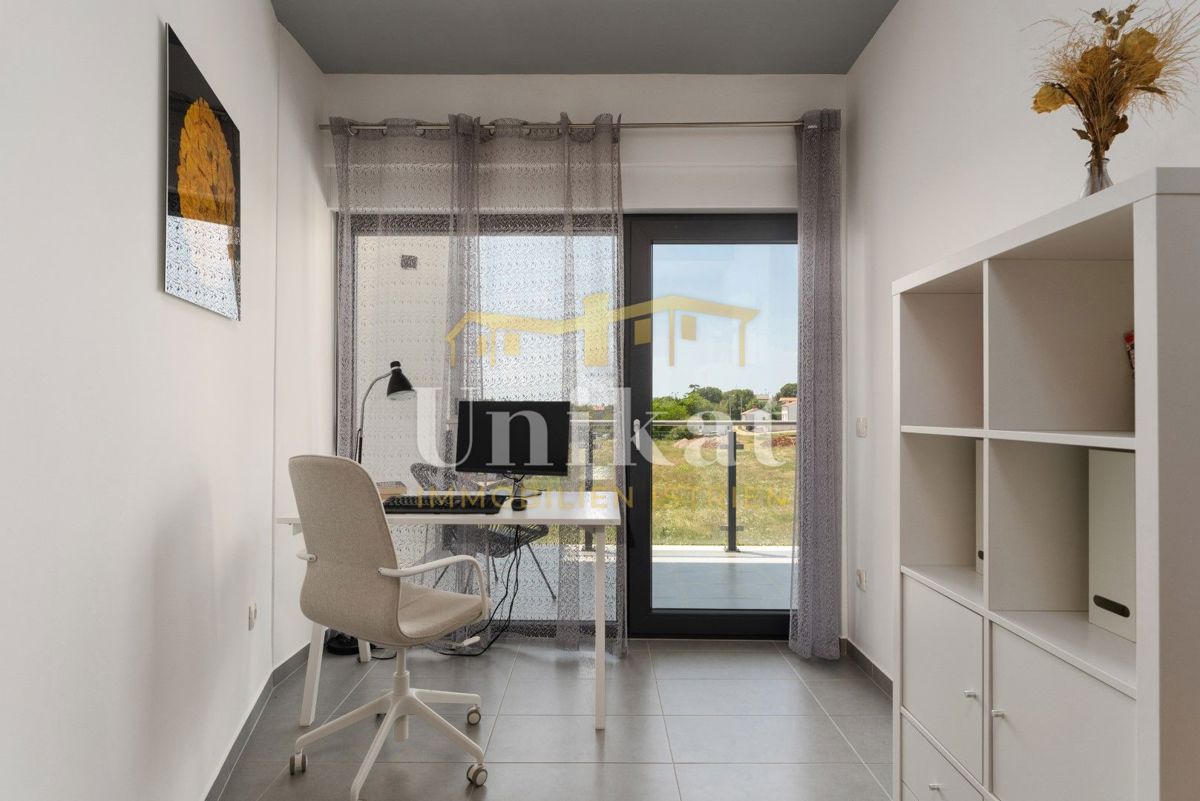 Moderna doppia villetta con piscina e vista mare